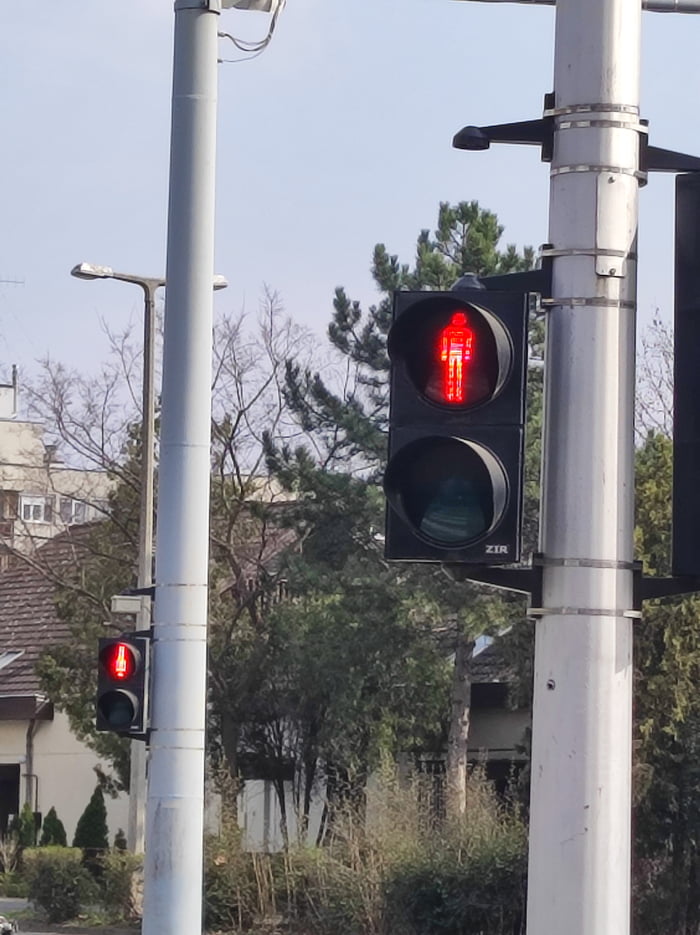 Ahh, these europeans. They put the other traffic light upsid