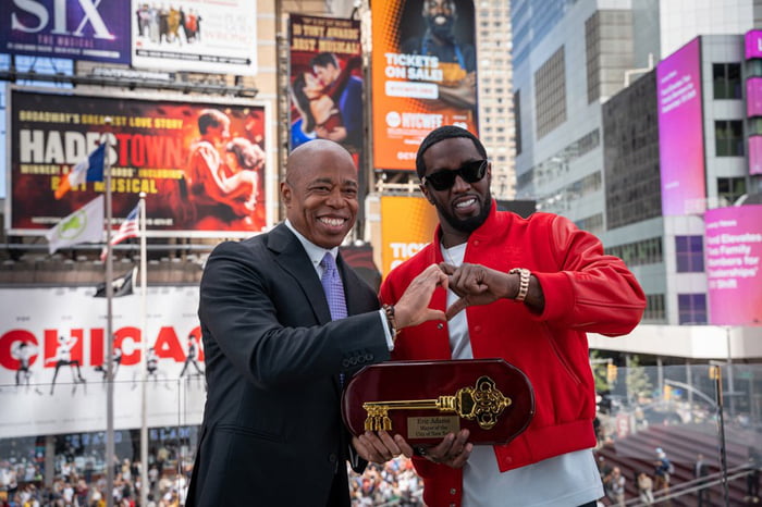 Eric Adams, mayor of NY, giving Diddy the key to the city la