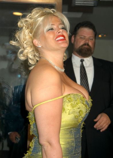 Anna Nicole Smith being checked out by some guy.