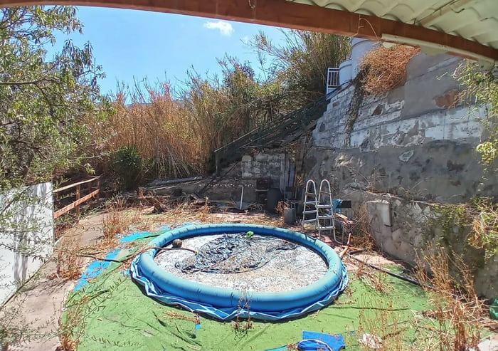 Saw an ad, House for sale with swimming pool.