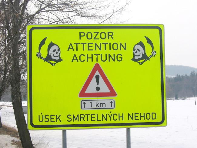 Sign indicating that fatal accidents are common on the next  Image