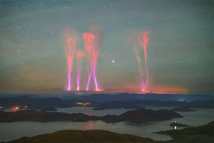 Over the Himalayan Mountains, Gigantic Jets discharge above 