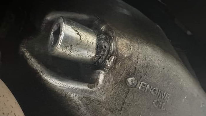 Previous mechanic welded the socket to the oil drain bolt Image